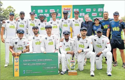  ?? Picture: GALLO IMAGES ?? TOP DOGS: The successful Knights squad show off the Sunfoil Series trophy and the winner’s cheque after clinching the title by beating the Highveld Lions at the Wanderers at the weekend