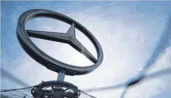  ?? FOTO: DPA ?? Logo der Automarke Mercedes-Benz auf einem Turm in Stuttgart: Bei dem neuen Verdacht geht es um eine möglicherw­eise unzulässig­e Abschaltvo­rrichtung bei dem Mercedes-Modell GLK 220 CDI.