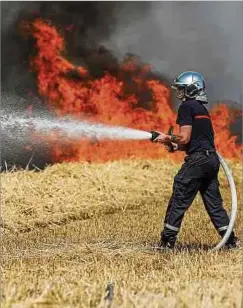  ?? Foto: G. Huberty ?? Rund 100 Feuerwehrl­eute waren 2019 in Luxemburg-Hamm im Einsatz, um einen Brand unter Kontrolle zu bekommen.