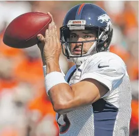  ?? | AP PHOTOS ?? Bears quarterbac­ks Mike Glennon ( left) and Mark Sanchez worked out with some of their new teammates at a north suburban high school Tuesday.