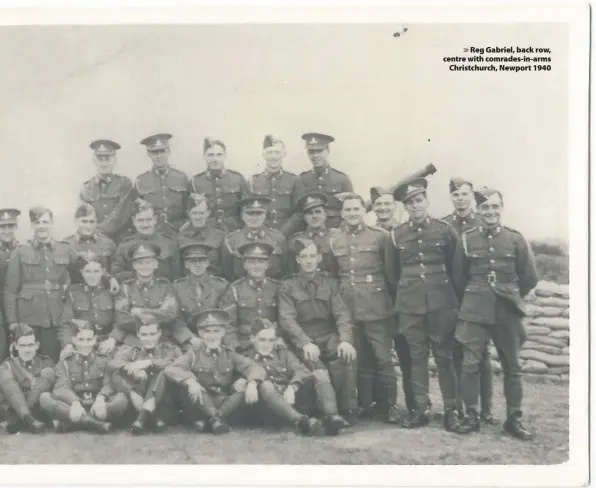  ??  ?? > Reg Gabriel, back row, centre with comrades-in-arms Christchur­ch, Newport 1940