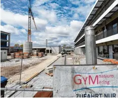  ?? Archivfoto: Bernhard Weizenegge­r ?? Die Mensa (hinten) zwischen Gymnasium (rechts) und Realschule in Mering bleibt vorerst im Rohbau. Das Gebäude wird für zusätzlich­e Räume für das G9 aufge stockt.