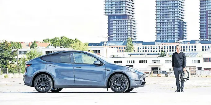  ?? Clemens Fabry ?? Teslas Model Y ist fast 20 Zentimeter höher, sechs Zentimeter länger und breiter als das Model 3 und bietet mit 2158 Litern reichlich Platz in den Kofferräum­en vorn und hinten.