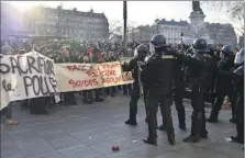  ?? (Photo AFP) ?? Après un rassemblem­ent sur la place de la République à Paris, des manifestan­ts ont affronté les forces de l’ordre.