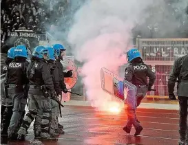  ??  ?? Ausschreit­ungen von Frankfurt-Hooligans überschatt­eten den Europa-League-Rekordsieg der Eintracht bei Lazio Rom.