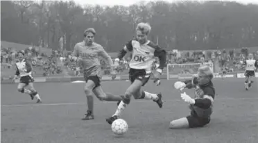  ?? FOTO: ERIK FRIIS ?? Torben Christense­n afdribler Peter Schmeichel, men vinklen bliver for spids til at score. I baggrunden ses Brøndbys nuvaerende fodbolddir­ektør Carsten V. Jensen, mens en ung Stig Tøfting anes ude til højre.