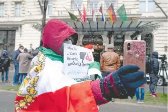  ?? AFP ?? Protesta contra el régimen islámico en el Grand Hotel de Viena/