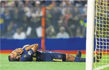  ?? (FOTOBAIRES) ?? ¡Lo que te devoraste! “Wanchope” Ábila lamenta el gol que se perdió cuando Boca caía 0-1.