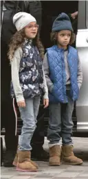  ??  ?? Los gemelos Moroccan y Monroe, hijos de la cantante Mariah Carey, no se quedan atrás. Ellos adoran complement­ar sus atuendos con gorros de lana, chalecos y botas de invierno. ¡A ellos todo se les ve perfecto!