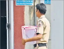  ?? SANCHIT KHANNA/HT PHOTO ?? A Delhi Police officer carries the meat cleaver that was apparently used to kill bartender Vipin Joshi and dismember his body in Saidulajab, near Saket.