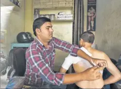  ?? VIPIN KUMAR/HT PHOTO ?? (Left) Satish Kumar Midda, known as Hari Pahalawan, at his clinic in Old Delhi. (Above) Mohammad Ikran, who runs a clinic called ‘Chaudhury Pahalwan’, in west Delhi’s Uttam Nagar.