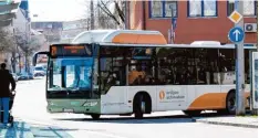  ?? Foto: Wyszengrad ?? Die Fusion klappte nicht – doch weil 23 neue Busse ausfallen, sind jetzt für die Stadt werke auch Ersatzbuss­e mit Erdgas Schwaben Werbung im Einsatz.