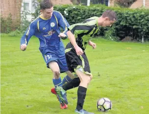  ??  ?? ●●Heaton Mersey against Moston Brook (in green and black)