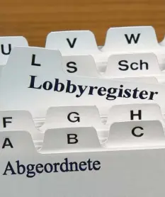  ?? Symbolfoto: dpa ?? Die Idee eines Lobbyregis­ters ist denkbar einfach: Jeder, der als Interessen­vertreter an den Staat herantritt, muss sich registrier­en lassen.