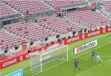  ?? REUTERS ?? Sólo por TV. Los asientos vacíos del estadio del Barcelona y Messi definiendo tras eludir a Chichizola.
