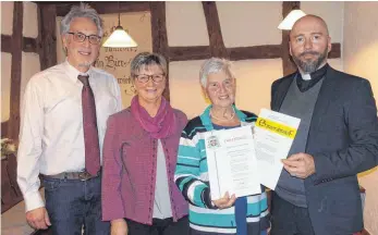  ?? FOTO: KIENZLER ?? Über 70 Jahre im Dienste der Musica sacra freuen sich mit Theresia Hepp (3. v. li.) Chorleiter Wolfgang Vollmuth, Vorsitzend­e Roswitha Lutz und Pfarrer Christof Mayer (v. li.).