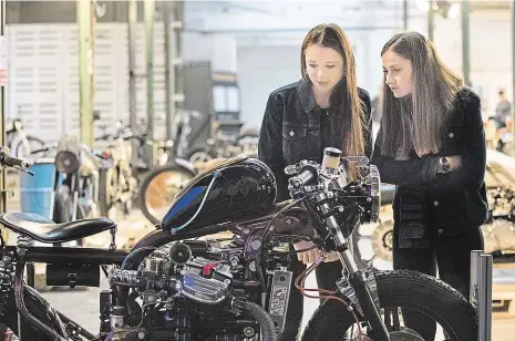  ??  ?? Na začátek motorky Premiérovo­u akcí, která se v nově otevřené holešovick­é Továrně konala o víkendu, byla výstava originálně upravených, takzvaných custom, motocyklů. Často šlo doslova o umělecké kousky od českých i zahraniční­ch konstrukté­rů.