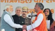  ?? VINAY SANTOSH KUMAR/HT ?? Prime Minister Narendra Modi greets the 9th CM of Uttarakhan­d Trivendra Singh Rawat (R) during swearing in ceremony at Parade Ground in Dehradun on Saturday.