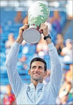  ??  ?? GANADOR. Novak Djokovic, con el trofeo de Cincinnati.