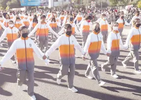  ?? ?? l Los uniformes de Invierno fueron presentado­s ayer en el desfile por parte de las autoridade­s estatales.