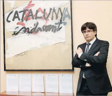  ?? TWITTER / ACN ?? Puigdemont al costat dels cinc advertimen­ts del Tribunal Constituci­onal que ha rebut