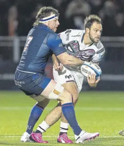  ?? PICTURE: ROSS PARKER / SNS GROUP ?? Edinburgh’s Hamish Watson and Ospreys’ Evardi Boshoff grapple for the ball during an absorbing encounter. Ben Healy, inset.