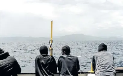  ?? AFP ?? A bordo. Refugiados en el largo viaje desde la Italia del portazo a la España que le abre los brazos.