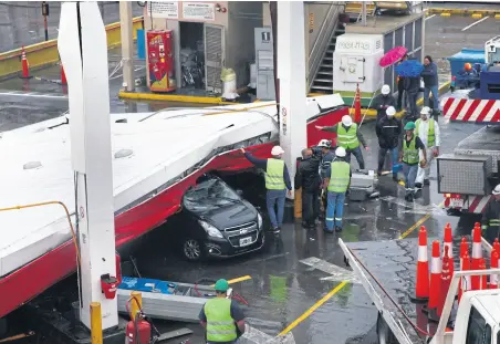  ??  ?? El tinglado de una estación de servicio se desplomó sobre autos y surtidores en Ciudadela