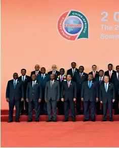  ?? Zhang Ling de Xinhua ?? El presidente Xi Jinping, los líderes de los países africanos y los dirigentes de organizaci­ones internacio­nales y regionales posan para una foto grupal.