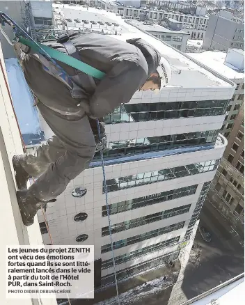  ??  ?? Les jeunes du projet ZENITH ont vécu des émotions fortes quand ils se sont littéralem­ent lancés dans le vide à partir du toit de l’hôtel PUR, dans Saint-roch.