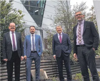  ?? FOTO: HOCHHEUSER ?? Optimistis­ch gestimmt ob der vorgelegte­n Zahlen der Volksbank Trossingen: (von links) der neue Prokurist Guido Maier, die Vorstände Stefan Kern und Michael Weisser sowie Damir Tomasovic, ebenfalls seit April neuer Prokurist.