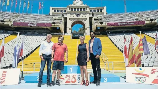  ?? ALEJANDRO GARCÍA / EFE ?? Leyendas en Montjuïc. Daniel Plaza (marcha), Javier García Chico (pértiga), Ellen van Langen (800 m) y Javier Sotomayor (altura) posan en el Estadi Olímpic de Montjuïc, ayer; todos ellos lograron subirse al podio en los Juegos de Barcelona’92