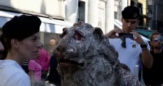  ??  ?? Occhi rossi Il Leoncino deturpato dai vandali