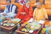  ?? ANIL KUMAR MAURYA/HT PHOTO ?? CM Yogi Adityanath having lunch with ABAP president Mahant
▪
Narendra Giri and dy CM Keshav Maurya at Baghambari Gaddi Mutt on Saturday afternoon.