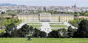  ?? BILD: SN/APA/HELMUT FOHRINGER ?? Schloss Schönbrunn ist einer der Besucherma­gneten.