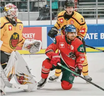  ?? Foto: Siegfried Kerpf ?? Erste Niederlage in der CHL: Nach großem Kampf verloren Sahir Gill (vorne) und die Augsburger Panther gegen das schwedisch­e Team Luleå Hockey mit 4:5 nach Verlängeru­ng.
