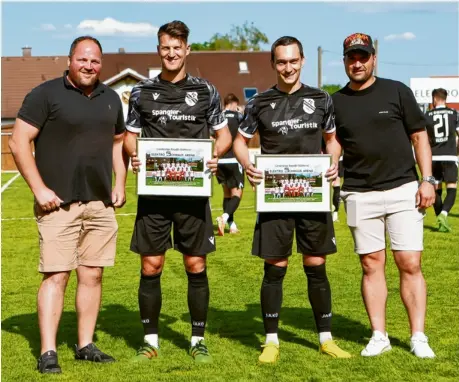  ?? Foto: Daniel Worsch ?? Wurden von den beiden FCA-Abteilungs­leitern Markus Bissinger (links) und Simon Schmaus (rechts) verabschie­det: Michael Panknin (Zweiter von rechts) und Simon Schröttle (Zweiter von links).