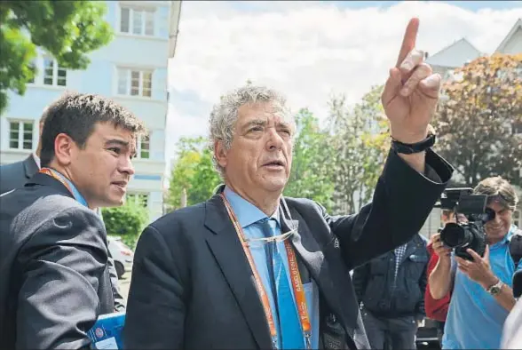  ?? FABRICE COFFRINI / AFP ?? Ángel Villar, el presidente de la Federación Española, en una reunión de la UEFA celebrada el 18 de mayo en la ciudad suiza de Basilea