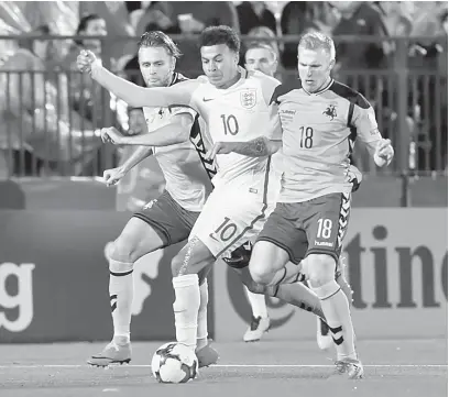  ?? — Gambar Reuters ?? TERSEPIT: Alli (tengah) bergelut melepasi kekangan dua pemain pertahanan Lithuania ketika beraksi pada perlawanan kelayakan Piala Dunia 2018 di Stadium LFF di Vilnius, Lithuania Ahad lepas.