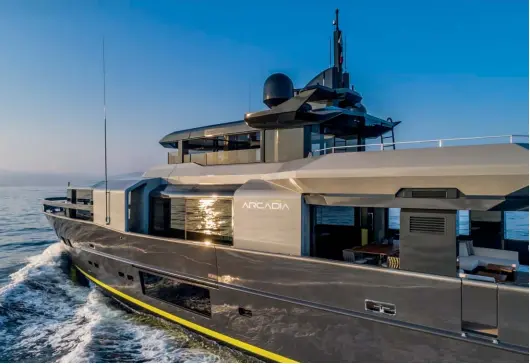  ??  ?? Above, up & down side windows turn the A105 into a completely open-air yacht at the touch of a button. Opposite page, the onboard solar panels generate 4.2 kW of energy. Sopra, le vetrate laterali up&down trasforman­o l’A105 in una barca completame­nte en plein air. Pagina a fianco, i pannelli solari consentono di accumulare 4,2 kW di energia.