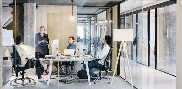  ?? GETTY IMAGES ?? Las quejas en torno a las reuniones suelen ser comunes: "tengo cosas que hacer", "la gente mira el móvil", "no se acuerda nada efectivo", "mi jefe no las sabe llevar"...