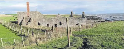  ?? Picture: Angus Whitson. ?? The old flax mill at Usan Farm with Scurdienes­s lighthouse in the background.