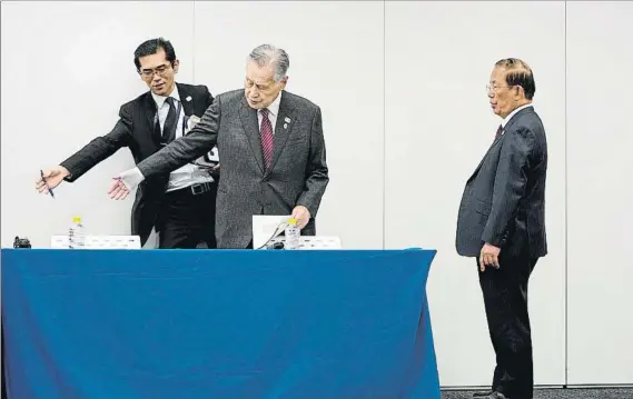 ?? FOTO: EFE ?? El presidente del Comité de los Juegos Olímpicos de Tokio, Yoshiro Mori (centro) y el CEO del Comité, Toshiro Muto (derecha), en su llegada a una conferenci­a de prensa