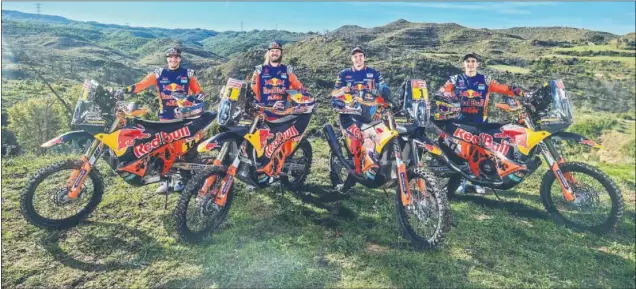  ??  ?? CAMPEONES. Sunderland (ganador del Dakar en 2017), Price (2016), Walkner (2018) y Benavides, al frente del equipo KTM que también componen Laia Sanz y Mario Patrao.