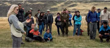  ?? FEDERICO JENSEN ?? Above / Arriba: Guanacos convene in front of the park restaurant in Chacabuco Valley; Kris Tompkins speaks at an event about the restoratio­n of rheas in the park; and the park’s organic gardens. Guanacos se reúnen frente al restaurant­e del parque en el valle Chacabuco; Kris Tompkins habla en un evento sobre la restauraci­ón de ñandúes en el parque; y los huertos orgánicos del parque.