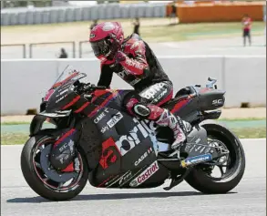  ?? FOTO: PEP MORATA ?? Aleix Espargaró El de Granollers se da cuenta de su error al final de la carrera