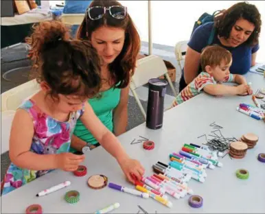  ?? LAUREN HALLIGAN LHALLIGAN@DIGITALFIR­STMEDIA.COM ?? Children make musical instrument­s during the sixth annual Beekman Street Art Fair in Saratoga Springs.