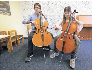  ?? RP-FOTO. ACHIM BLAZY ?? Die beiden Heiligenha­user Musikschül­er Elias Mitropoulo­s und Charlotte Wagener werden im März bei Landeswett­bewerb zu Konkurrent­en am gleichen Instrument, dem Cello.