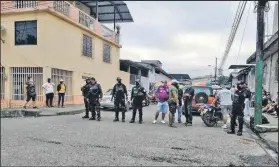  ??  ?? Agentes policiales se mantienen `moscas' por la concurrenc­ia.