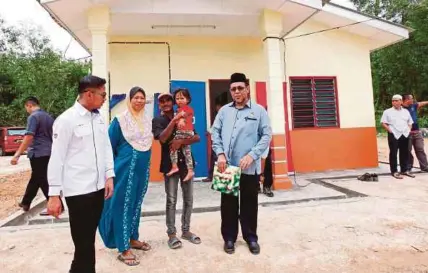  ?? ( Foto Hasriyasya­h Sabudin /BH] ?? Suhaimi (kanan) bersama Farizan (kiri) serta Rozlin dan suaminya, Shahasriza­l Mohamed di Kampung Panchor, Ampangan, semalam .